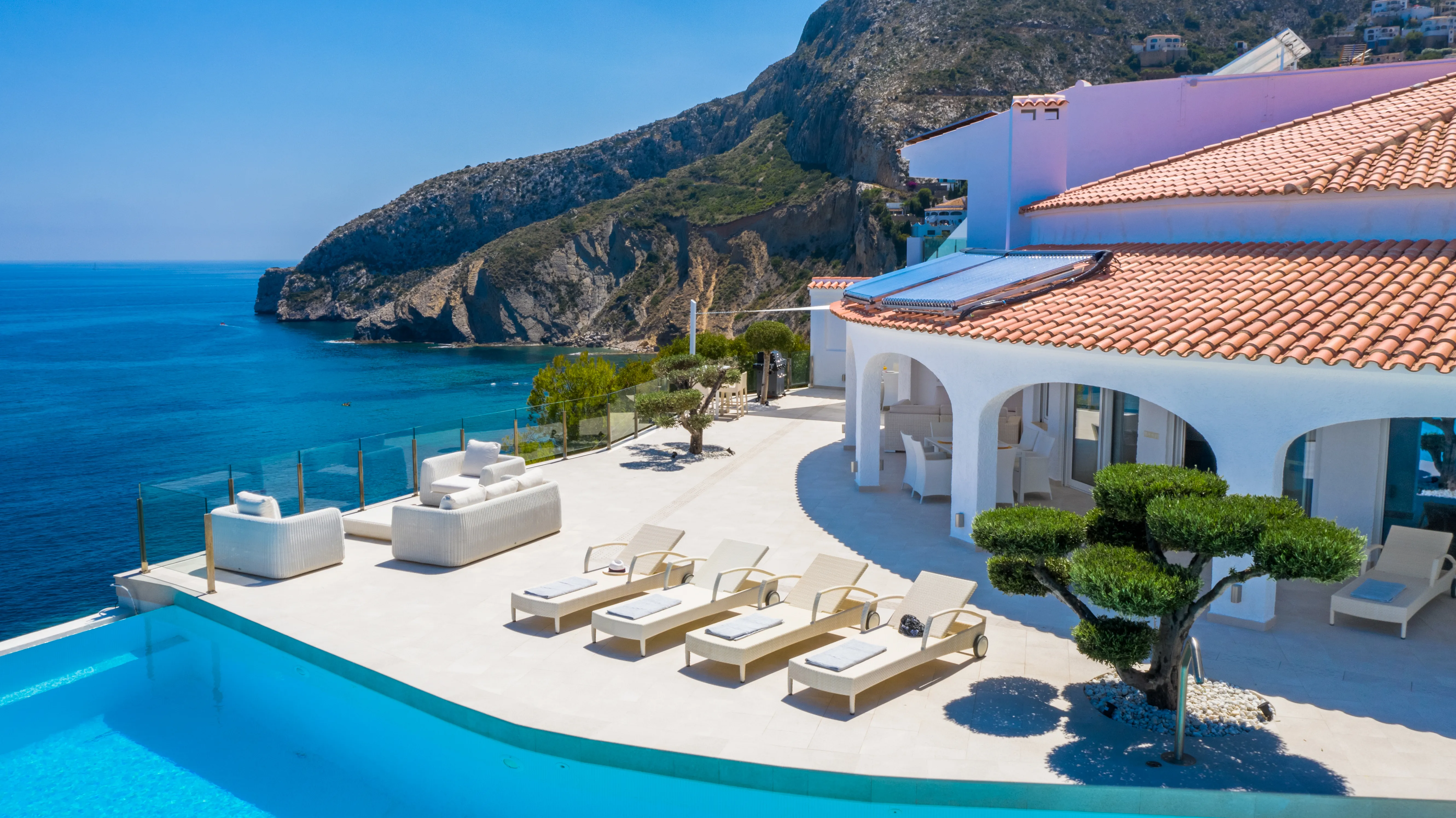 Private Villas by the Sea: Your Luxury Retreat